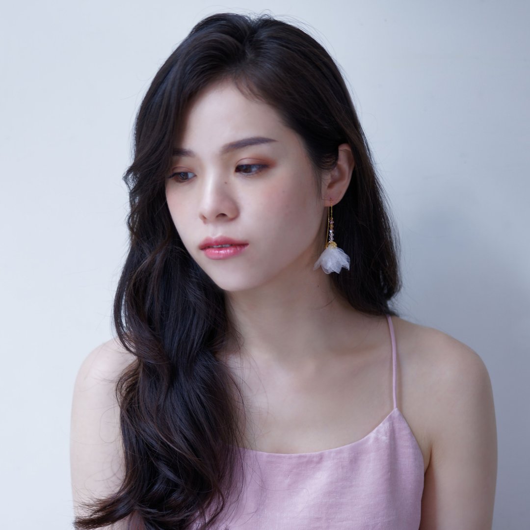 Eirene 天使白纱叶片细耳针耳环 - 耳环/耳夹 - 其他材质 白色