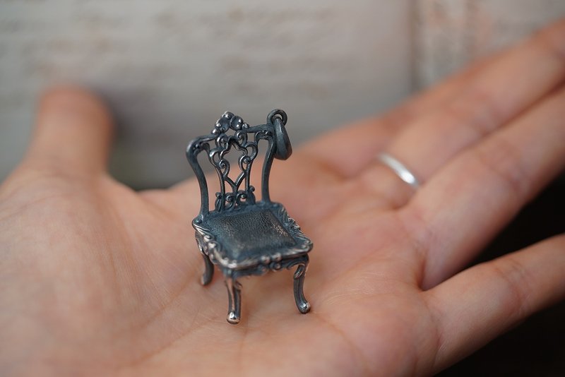 925银古董椅子吊坠 (P441) (不含项链) - 项链 - 纯银 