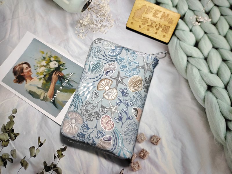 海洋系列-美国限量布满版珠光迷雾灰烫银珊瑚礁贝壳护照拉链书衣 - 护照夹/护照套 - 棉．麻 