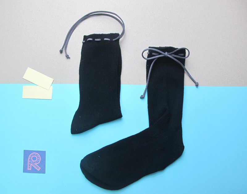 II Socks/文青款绑绳中统袜/百搭黑/接单订制 - 袜子 - 棉．麻 黑色