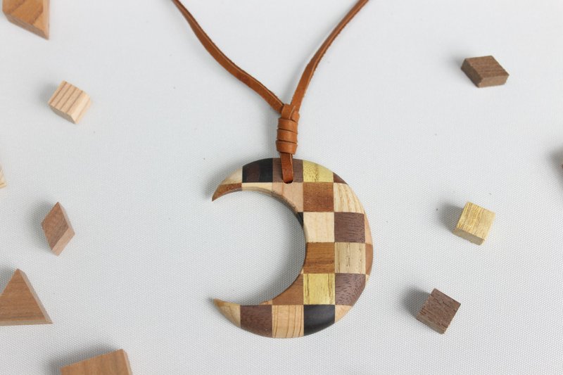 Parquet moon pendant - 项链 - 木头 咖啡色