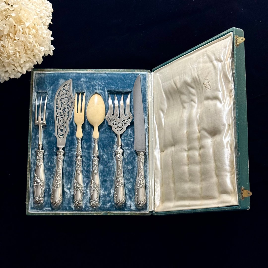*51050-绝美法国古典花卉浮雕纯银柄餐具六件组盒装 - 餐刀/叉/匙组合 - 纯银 