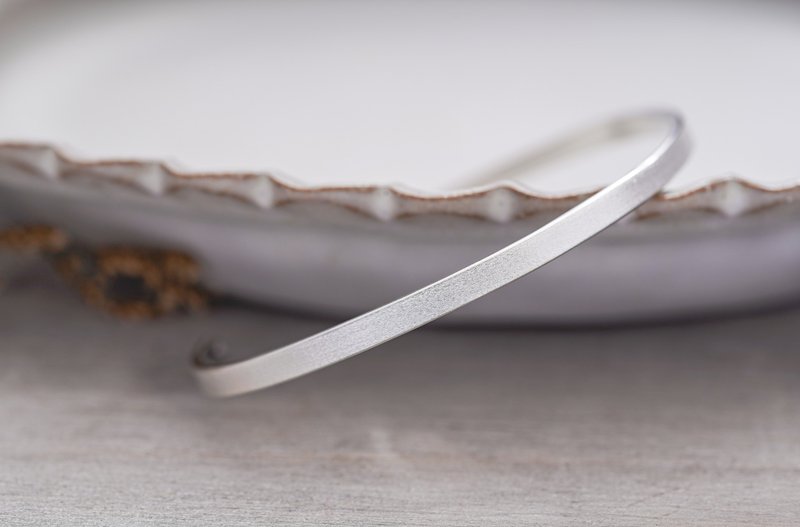 ni.kou 纯银 / 黄铜  平面 砂纹 开口 手环 - 手链/手环 - 其他金属 