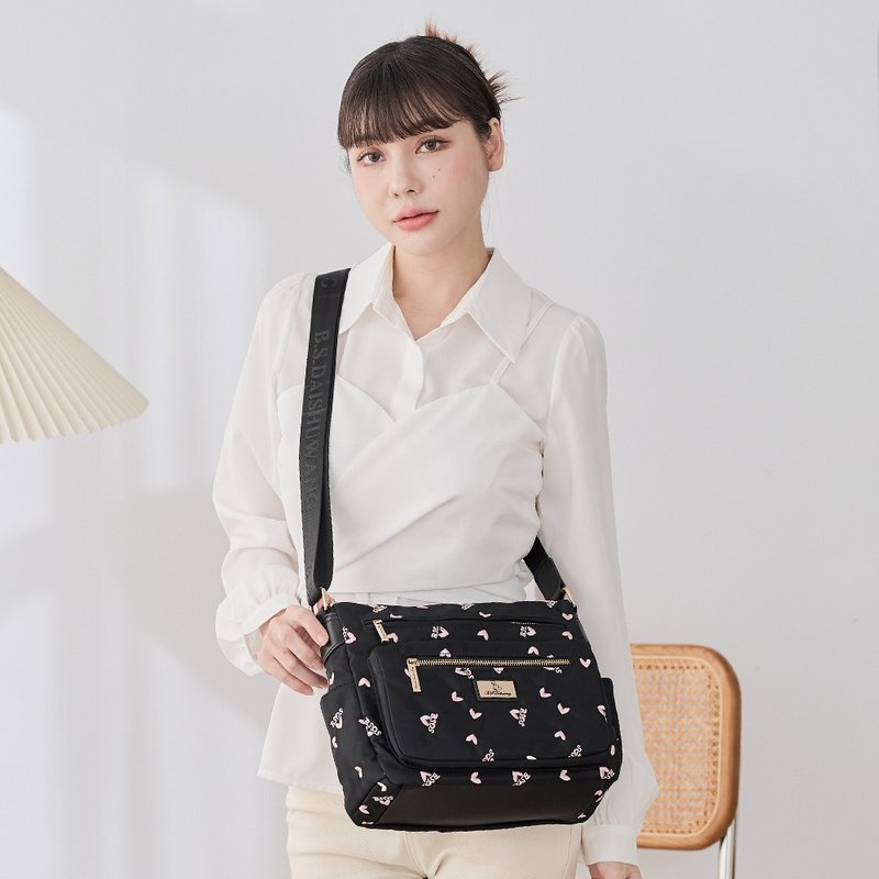 【独家设计】勾心红妆 - 甜美刺绣多夹层斜背包 - 心型粉 - 侧背包/斜挎包 - 尼龙 黑色