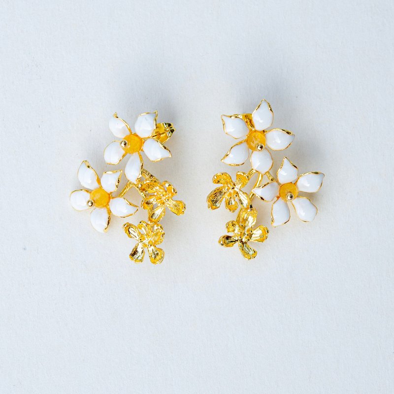 【Hinkik】七里香花束耳环 | 18K镀金珐琅手工饰品 | 白色花朵 - 耳环/耳夹 - 铜/黄铜 金色