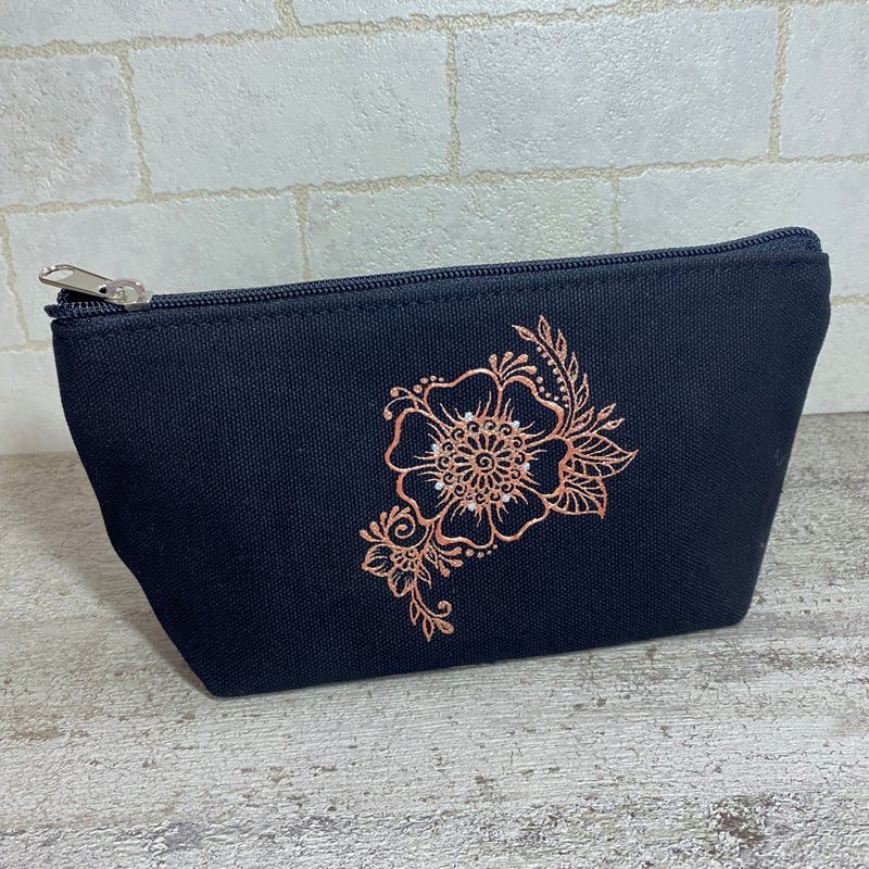 手绘帆布袋笔袋 - 化妆包/杂物包 - 棉．麻 黑色