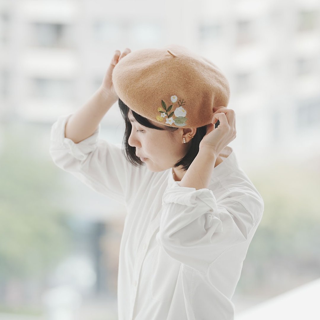 乐洋・刺绣贝雷帽 / Béret / 桔梗花 - 帽子 - 羊毛 卡其色
