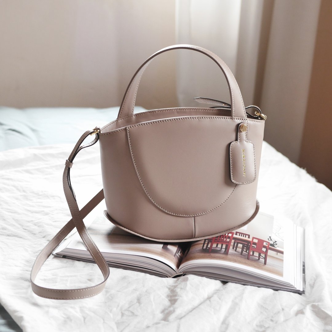 真皮 水桶包 Merry Bucket Tote - Taupe - 手提包/手提袋 - 真皮 卡其色