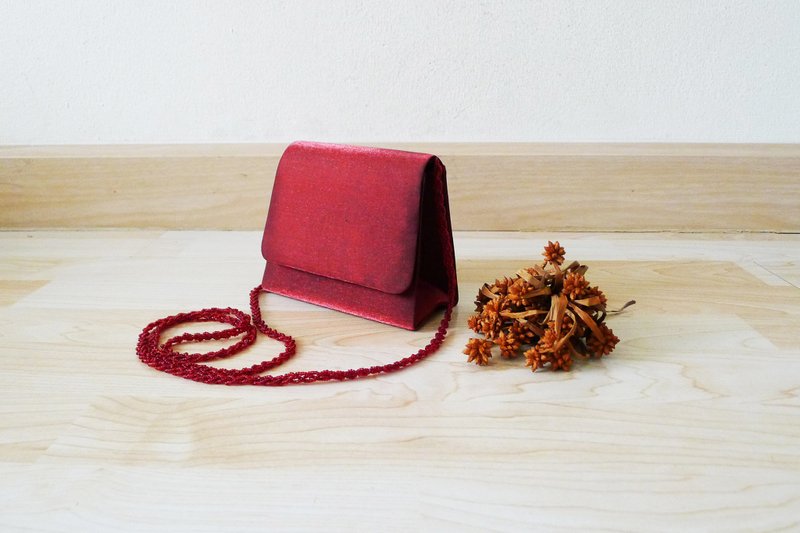 手工复古斜背包，采用红色丝绸制成，肩带由红色串珠编织而成。 - 侧背包/斜挎包 - 丝．绢 红色