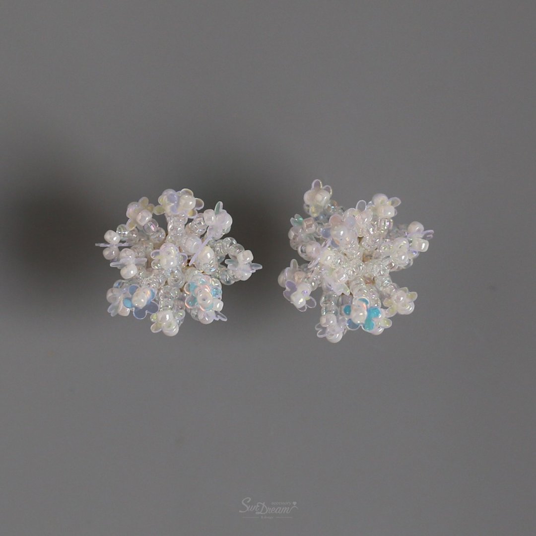 微光点点 - 柔白花絮花朵耳环 两戴式耳环 夹式耳环 串珠耳环 - 耳环/耳夹 - 琉璃 白色