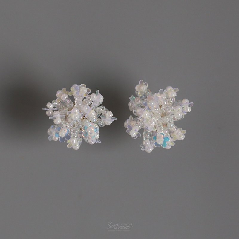 微光点点 - 柔白花絮花朵耳环 两戴式耳环 夹式耳环 串珠耳环 - 耳环/耳夹 - 琉璃 白色
