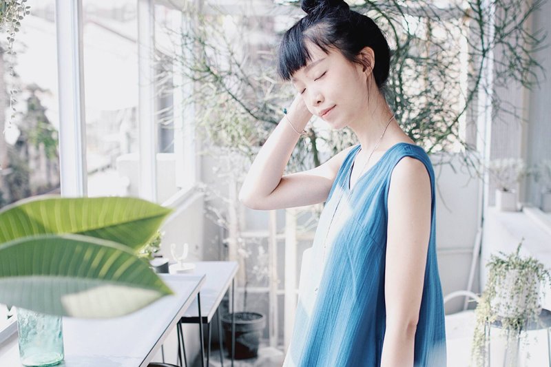 OMAKE Original U领背扣流苏洋装 蓝.绿流苏 - 洋装/连衣裙 - 棉．麻 蓝色