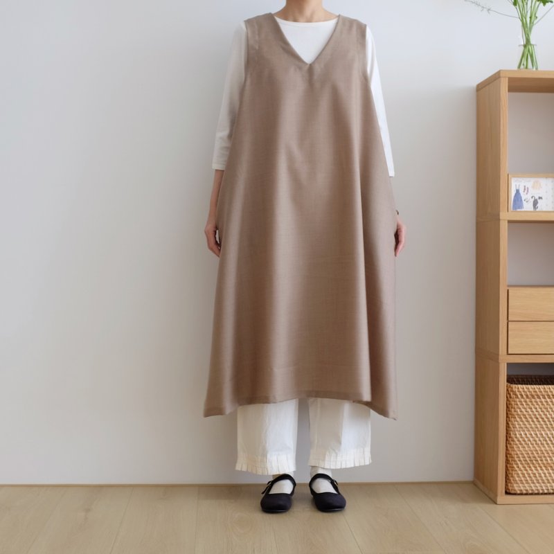 日常手作服 卡其米v领背心伞洋装 亚麻 - 洋装/连衣裙 - 棉．麻 卡其色