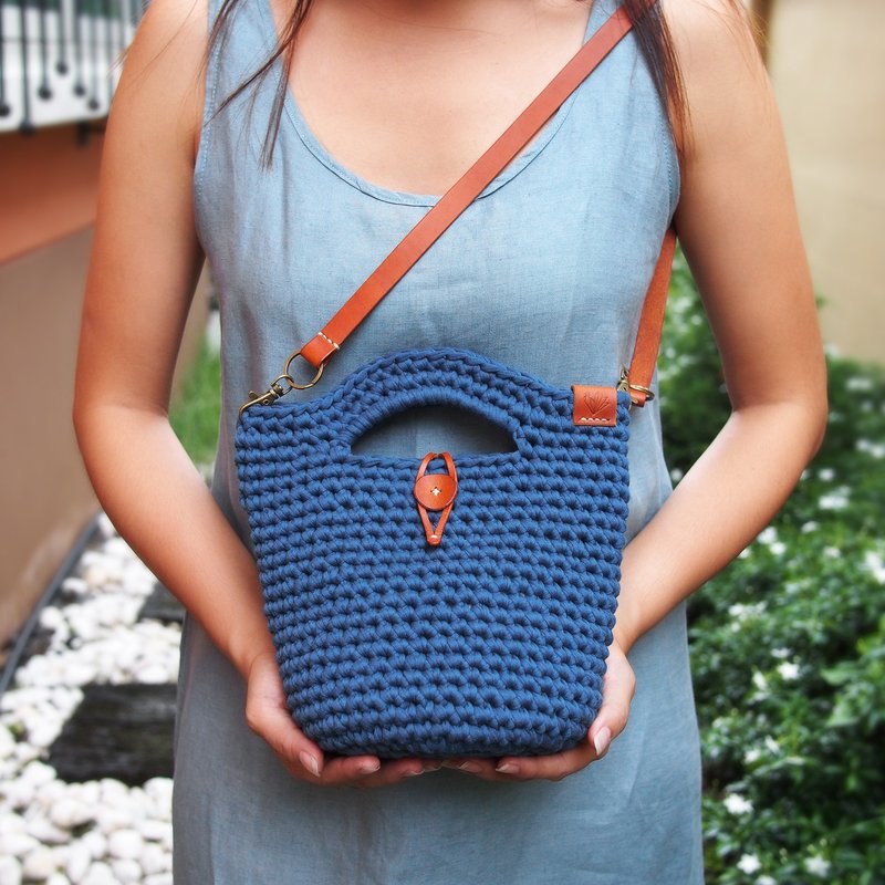 Handmade dark blue/navy crochet bag (t-shirt yarn) with brown tan leather strap - 手提包/手提袋 - 聚酯纤维 蓝色