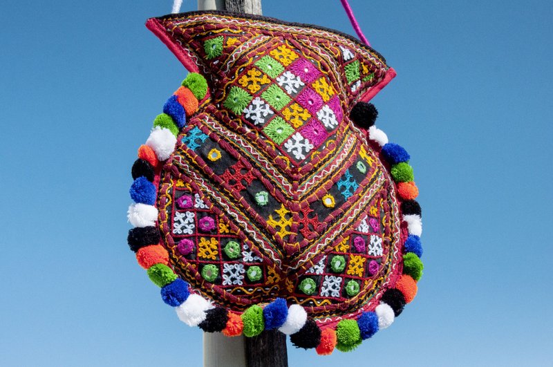 手工刺绣斜背包 民族风包 侧背包 肩背包 手工包 刺绣包-沙漠旅行 - 侧背包/斜挎包 - 棉．麻 多色