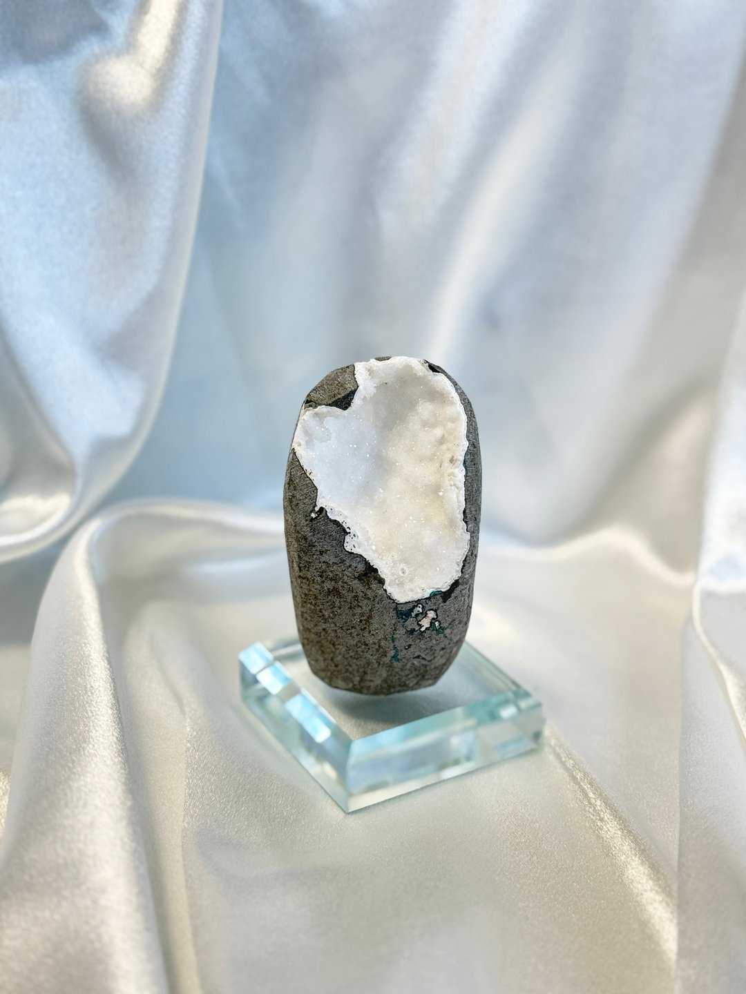 巴西 异象白水晶洞 原石摆件 - 摆饰 - 水晶 白色