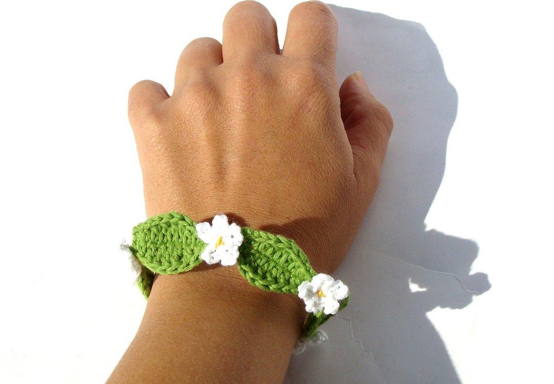 Crochet daisy flower bracelet, fiber jewelry crochet, anklet bracelet, summer spring flowers bracelet - 手链/手环 - 棉 绿色