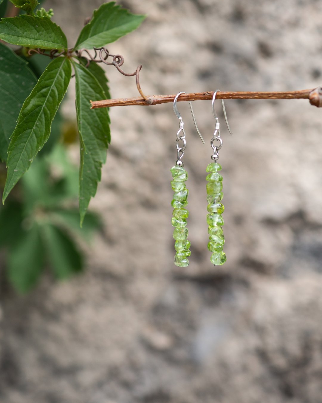 Raw Peridot Earrings, 925 Sterling Silver, Gemini, Leo, Pisces Crystal Gift - 耳环/耳夹 - 宝石 绿色