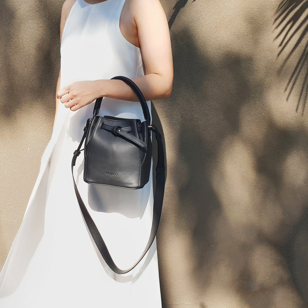 Tiny Tye Leather Bucket bag in Black - 侧背包/斜挎包 - 真皮 黑色