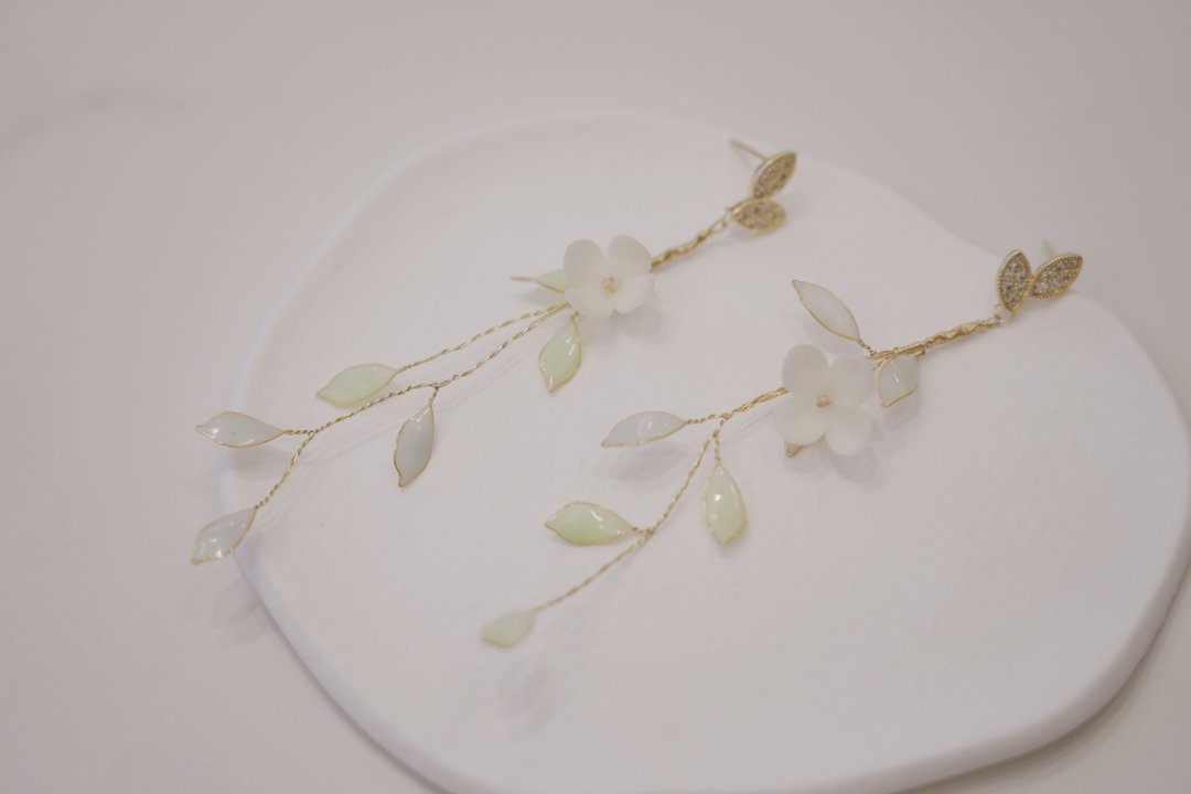 手作丁香耳环 、可改耳夹  手捏黏土丁香花 独特设计 - 耳环/耳夹 - 树脂 白色