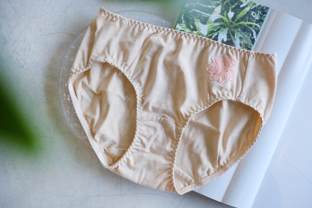 【手工内着】舒蔓・有机棉・纯裸麦色中腰三角裤・台湾制 - 女士内衣裤 - 棉 卡其色