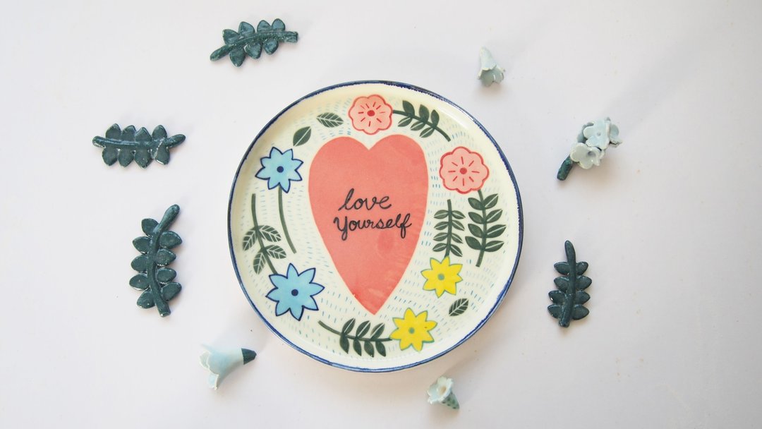 Love yourself (L)  l ceramics l May&Clay Ceramics Studio - 浅碟/小碟子 - 陶 多色
