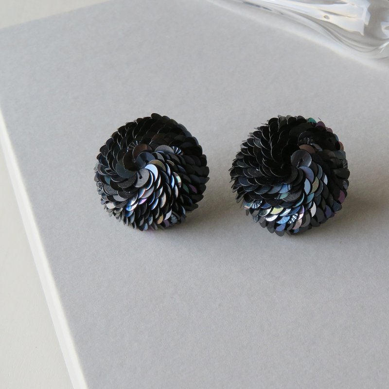 Sequin earrings black mix - 耳环/耳夹 - 其他材质 黑色
