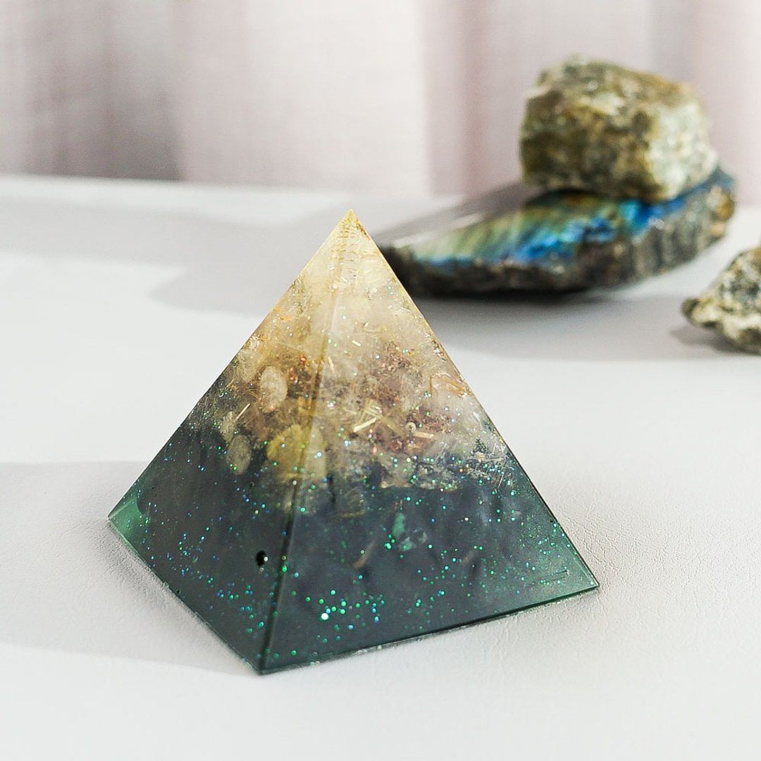 【金发晶、绿砂石】奥根水晶能量金字塔Orgonite 6x6 cm - 摆饰 - 水晶 多色