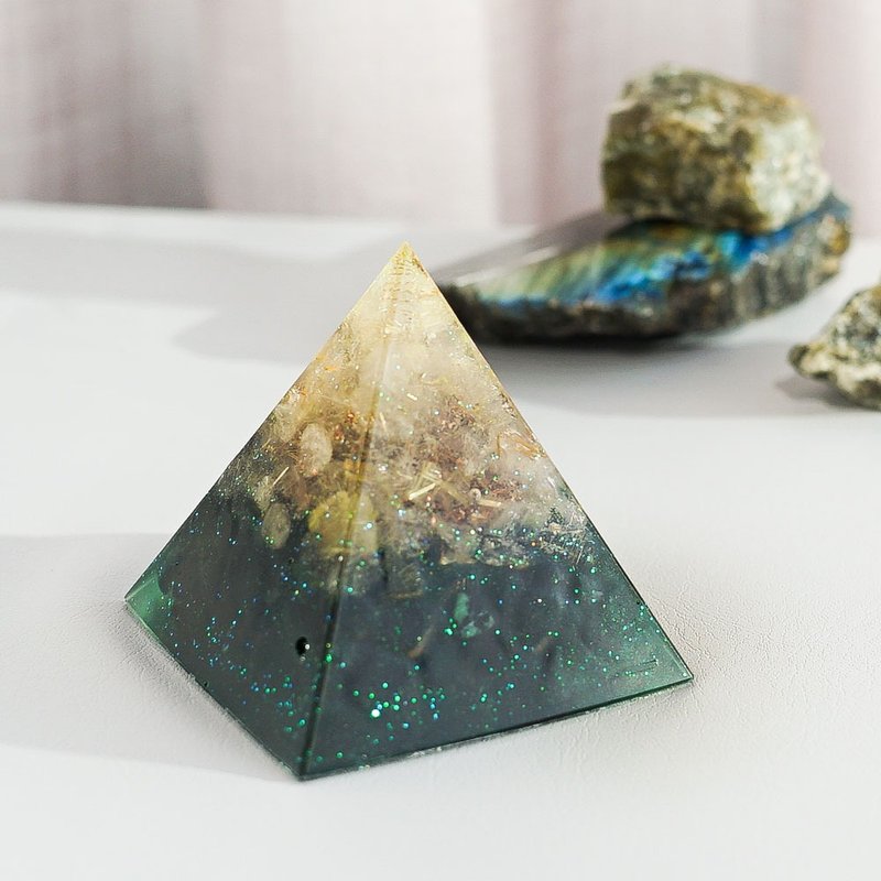 【金发晶、绿砂石】奥根水晶能量金字塔Orgonite 6x6 cm - 摆饰 - 水晶 多色