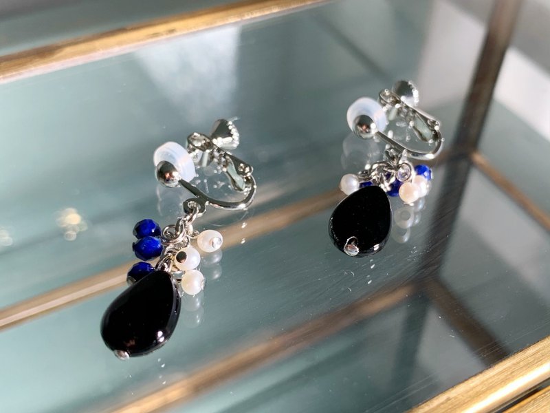 [June and December birthstones] Lucky Stone Lapis lazuli and onyx and freshwater pearl Clip-On/ pierced earrings - 耳环/耳夹 - 半宝石 