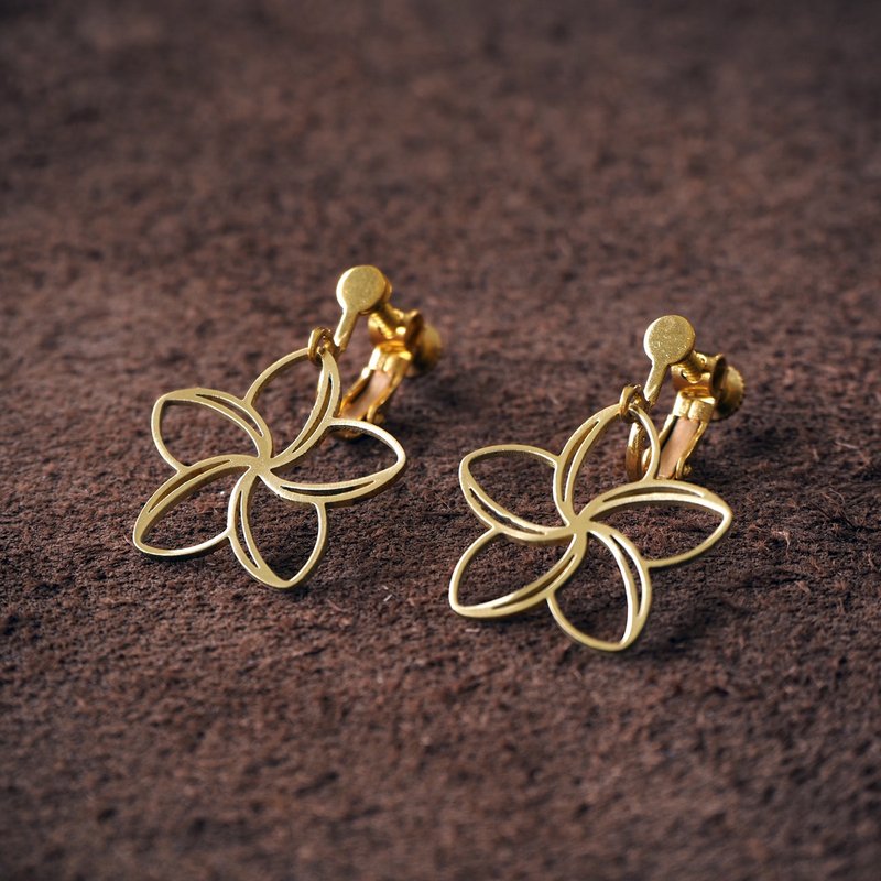 Plumeria brass earrings - 耳环/耳夹 - 铜/黄铜 金色