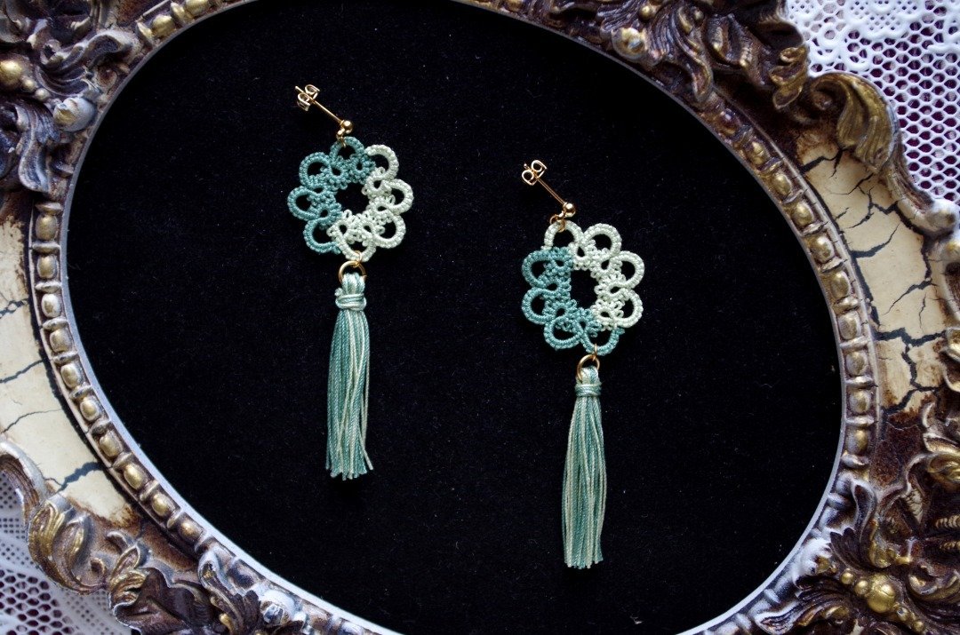 Tatting lace two-tone, tassel pierced earrings, bright grass - 耳环/耳夹 - 棉．麻 绿色