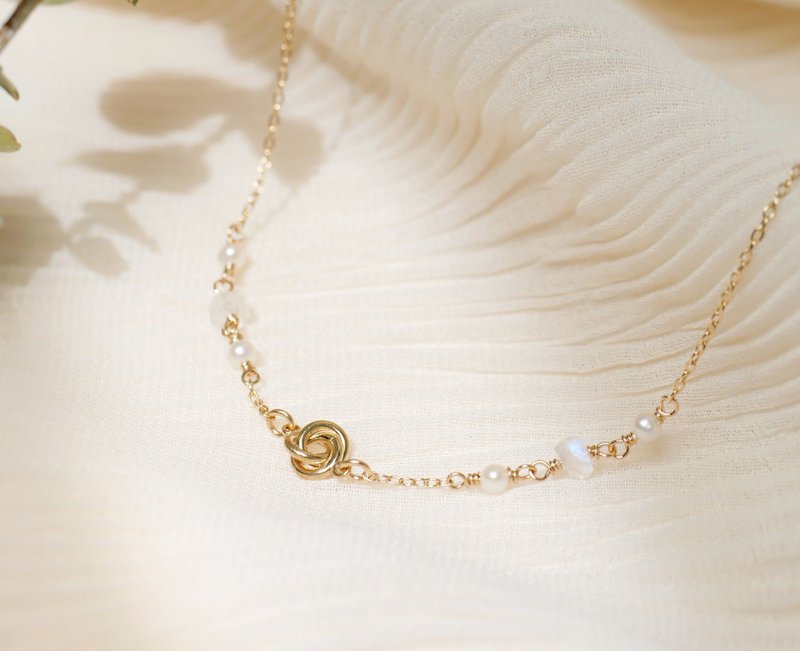 玫瑰心 14kgf 天然珍珠月光石简约手链(白玫瑰) - 手链/手环 - 其他金属 蓝色