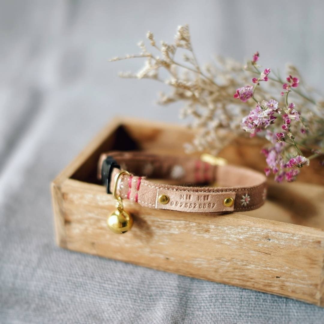 MINI DAISY Handmade embroidered flower breakaway cat collar - 项圈/牵绳 - 棉 多色