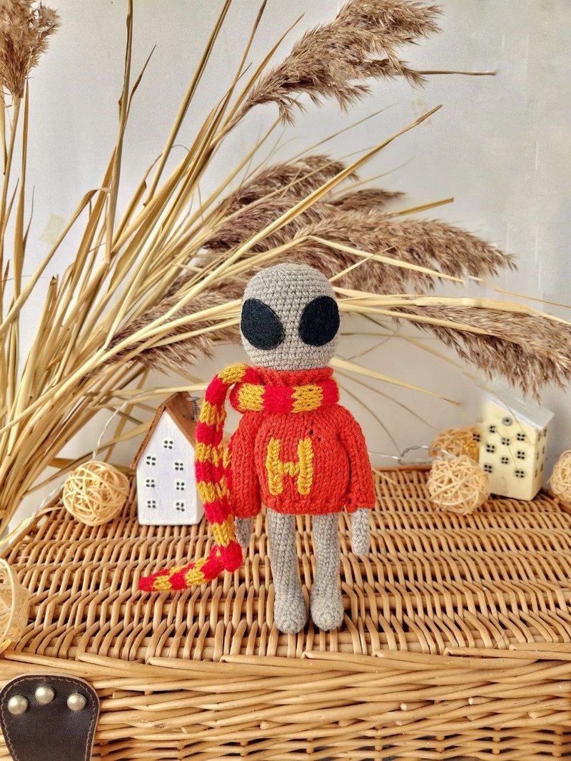 穿着利波特连身裙的外星人灰色娃娃、UFO 玩具、订制毛绒、外星人情人礼物 - 玩偶/公仔 - 棉．麻 多色