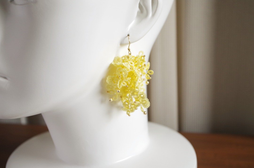 Fluffy tatting lace earrings - 耳环/耳夹 - 棉 黄色