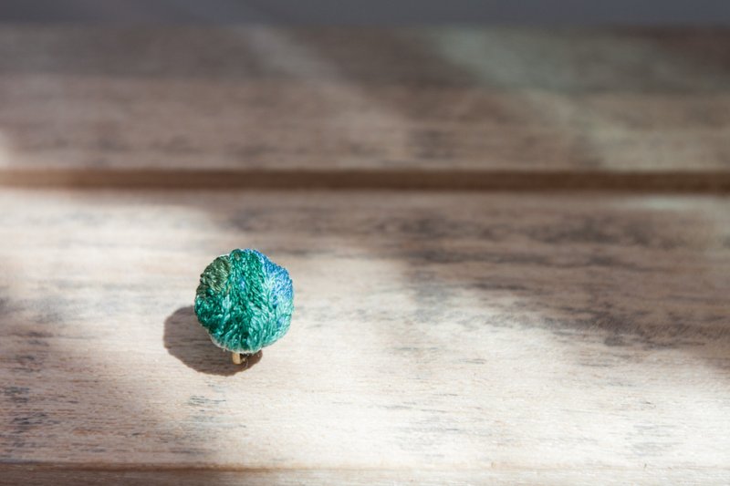 手工刺绣耳环・阔叶林的夜晚 - 耳环/耳夹 - 绣线 绿色