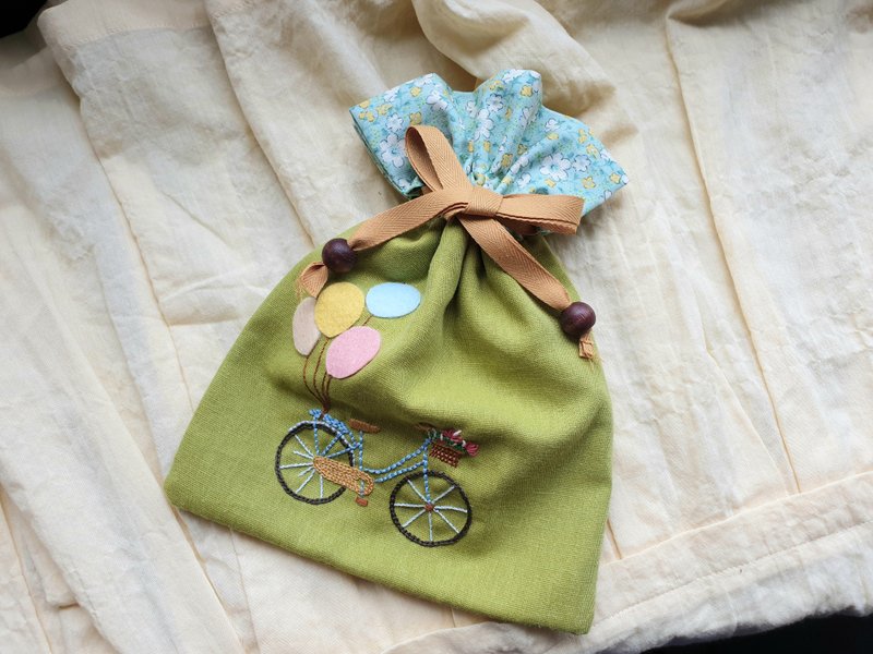 手刺绣/草原脚踏车束口袋/踏青 - 束口袋双肩包 - 棉．麻 