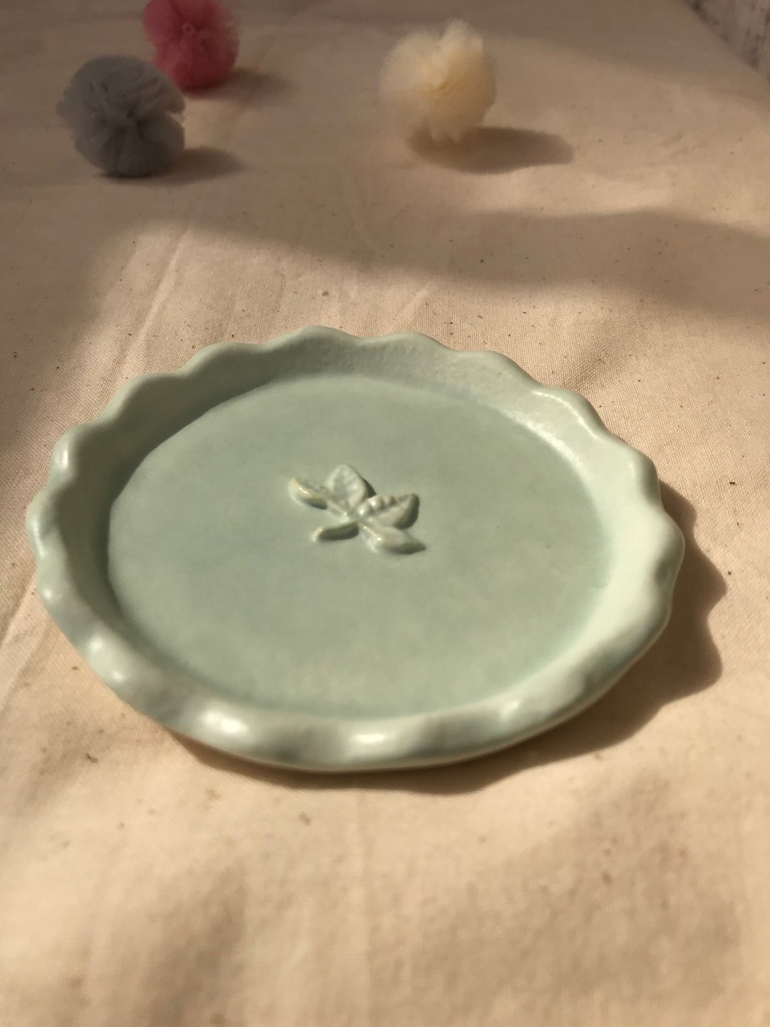 Dejavu Ceramics 手作陶瓷浮雕花鸟小盘 - 浅碟/小碟子 - 瓷 绿色