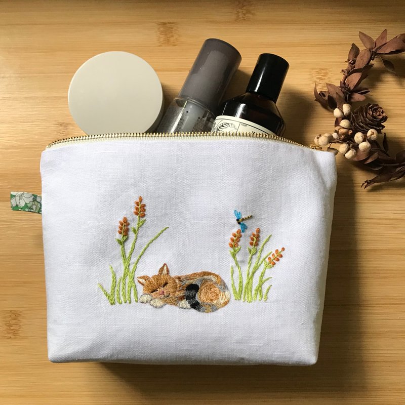 手工刺绣 狸花猫 白色亚麻化妆包 - 化妆包/杂物包 - 棉．麻 白色