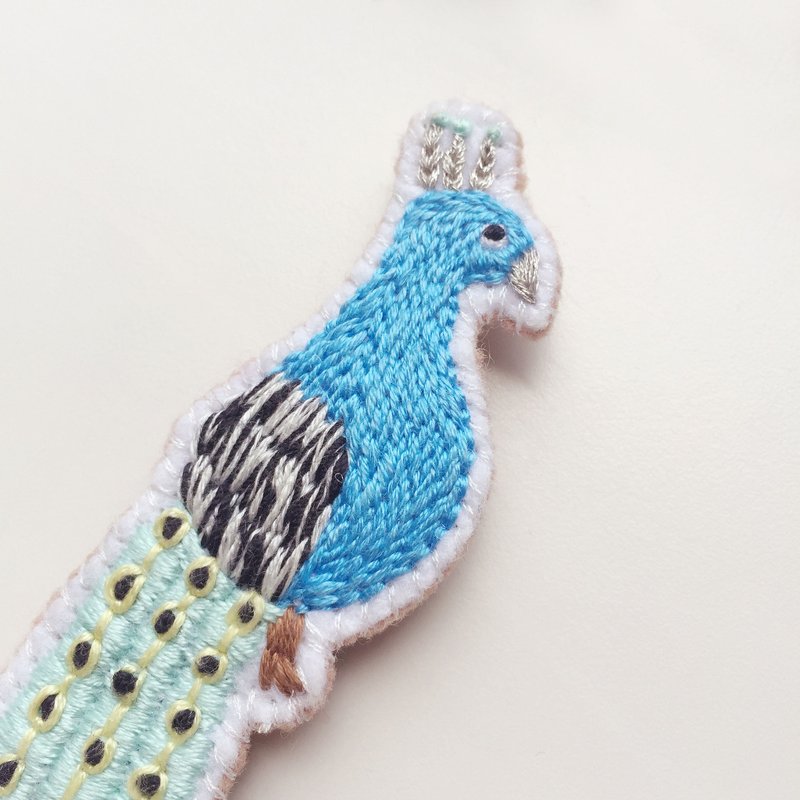 Koko Loves Dessert // 我把青春卖给你 - 蓝孔雀傲娇别针 - 胸针 - 绣线 蓝色