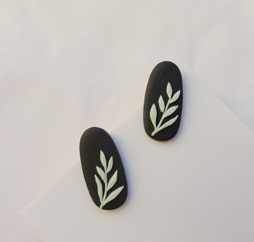 雅系列- 黑底叶片 手工软陶耳环/ 可改夹 polymerclay earring - 耳环/耳夹 - 陶 黑色