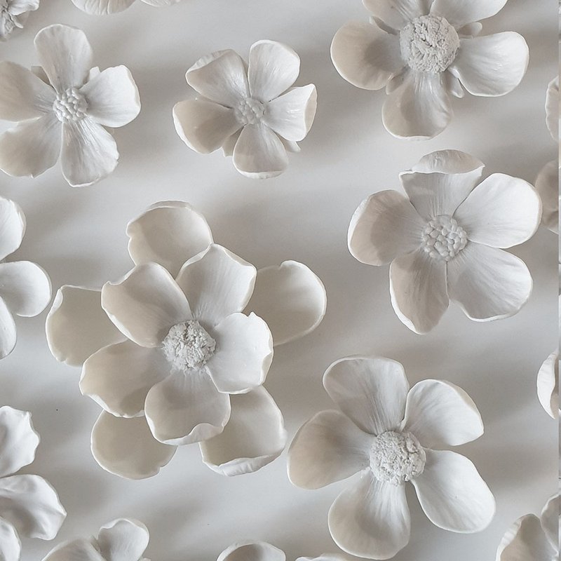 一套手工雕刻的瓷花。这套花有9朵大花和7朵小花. 每朵花都是独一 - 墙贴/壁贴 - 陶 白色
