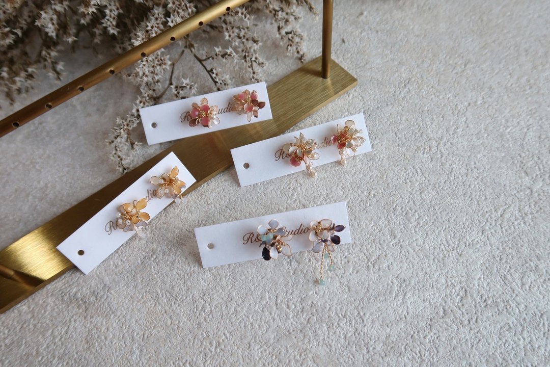 小捧花珍珠耳针耳环 手作水晶花树脂饰品 新娘头饰/伴娘配饰 - 耳环/耳夹 - 树脂 多色