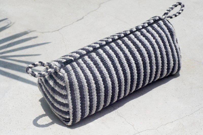 情人节 母亲节礼物 生日礼物 限量一件/手感帆布笔袋/收纳袋/编织感笔袋 / 民族风收纳袋 / 设计文房具 / 餐具套 / 餐具袋 - 三角御饭团 黑白渐层编织 - 铅笔盒/笔袋 - 棉．麻 黑色