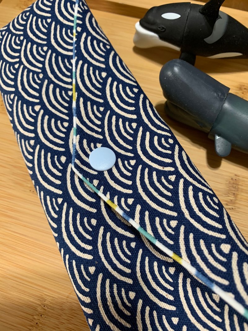文青风环保纯棉筷袋 ~ 宁静海纹 沈稳蓝 潮物 收纳 手作餐具袋 礼 - 收纳用品 - 棉 蓝色