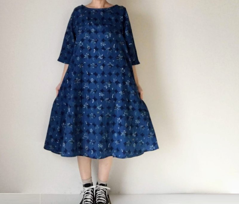 Blurred grass flare One piece dress Double gauze fabric dark blue - 洋装/连衣裙 - 棉．麻 蓝色