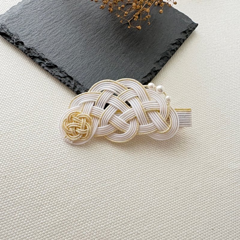 水引 / 白色 / 松结造型发夹 / 珍珠点缀增添雅致 / 发夹式设计轻松配戴 - 发饰 - 丝．绢 白色