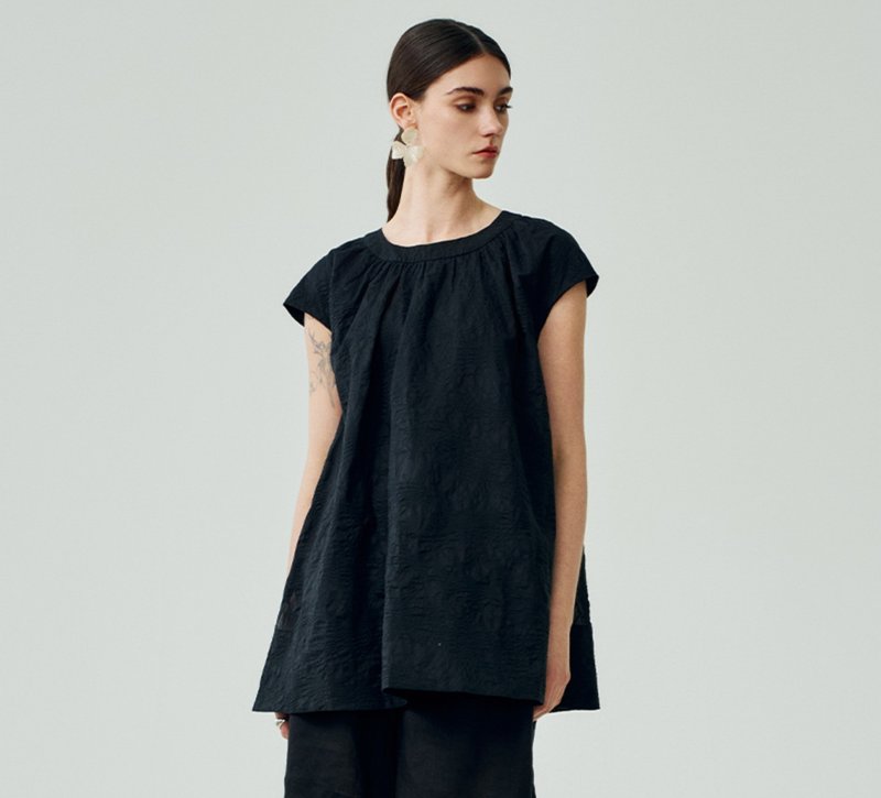 【盐缩印花】法式簡約/无袖包肩袖衬衫 - 女装衬衫 - 棉．麻 黑色