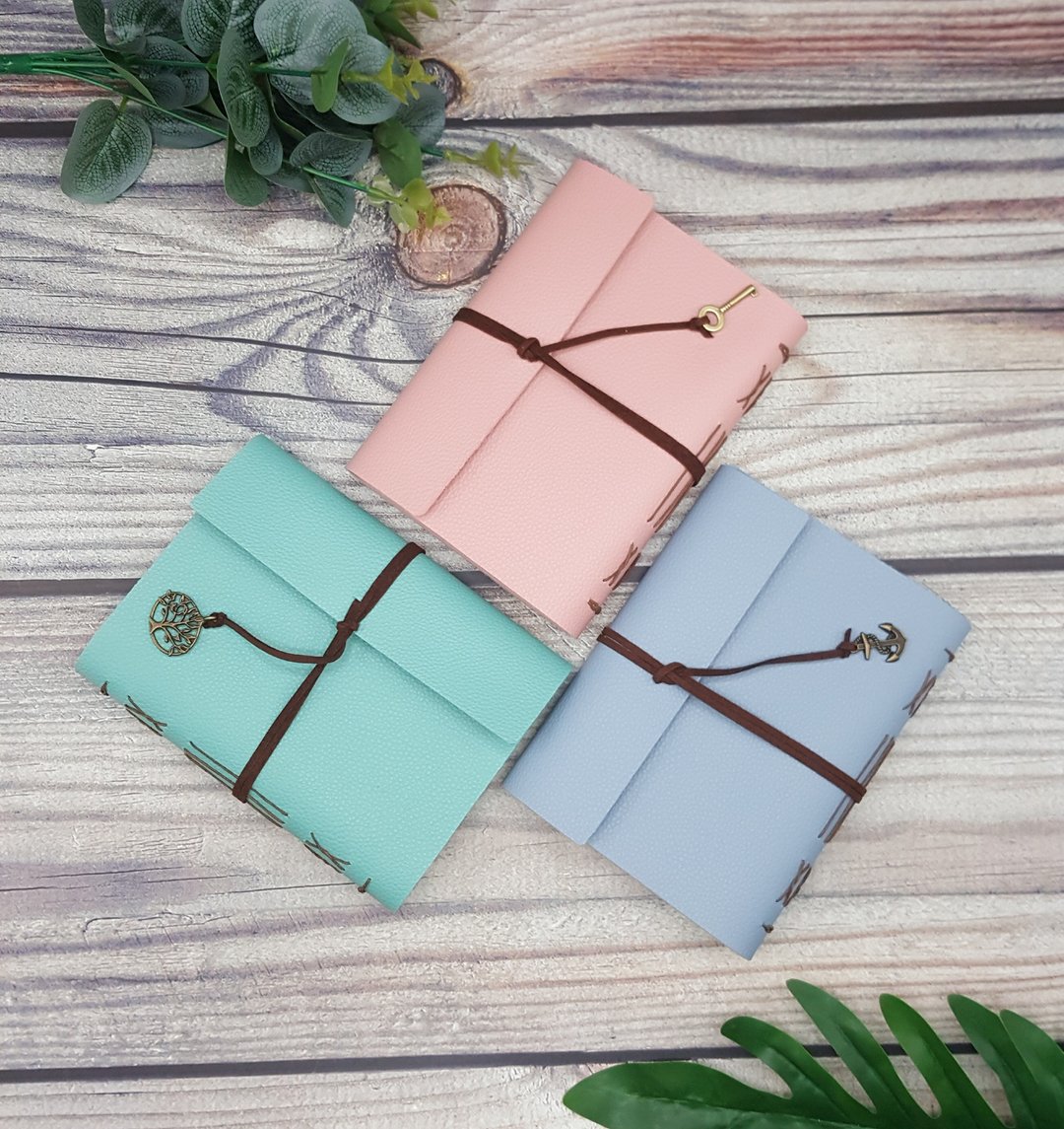 手作记事本 Pastel Collections 仿皮革封面，附绒绳与职人工艺吊饰 - 笔记本/手帐 - 人造皮革 